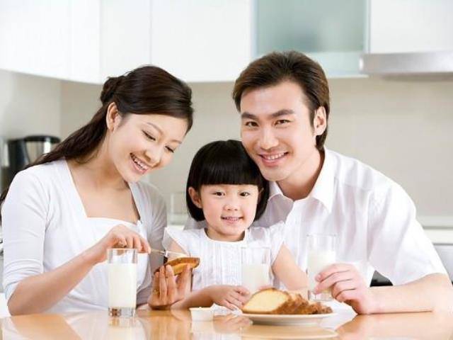 Mơ thấy con gái của mình đánh con gì